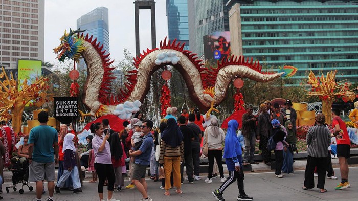 Warga berolahraga saat hari bebas kendaraan bermotor atau Car Free Day (CFD) di Jalan MH Thamrin, Jakarta, Minggu (18/2/2024). Hari bebas kendaraan bermotor kembali digelar di sepanjang Jalan Sudirman hingga Jalan MH Thamrin setelah sempat ditiadakan karena Pemilu 2024. ANTARA FOTO/Reno Esnir/nym.