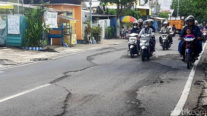 Jalan di Kota Malang terkelupas usai diguyur hujan