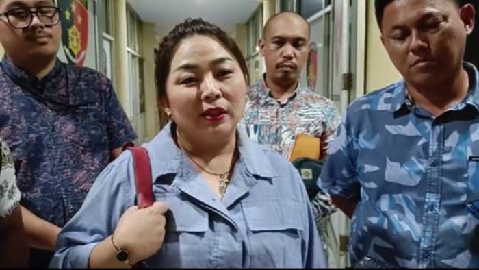 Jeane Laluyan, caleg DPRD Sulut saat diperiksa sebagai saksi di Mapolda Sulut.