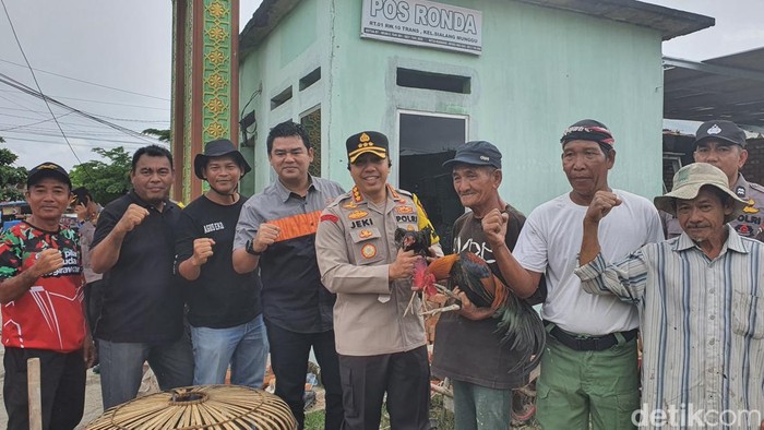 Kapolresta Pekanbaru Kombes Jeki Rahmat Mustika saat hadiri gotong rotong pos ronda. (Raja Adil Siregar/detikSumut)