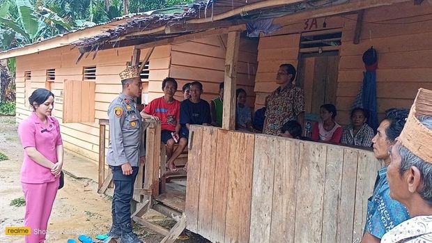 Kapolsek saat menyambangi masyarakat suku Talang Mamak (Dok Humas Polres Inhu)