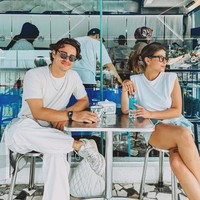 Berparas bule, banyak yang menilai kekasih baru Awkarin itu tampan. Melalui akun Instagram pribadinya selebgram 26 tahun itu pun kini makin sering membagikan kebersamaannya dengan sang kekasih. Foto: Instagram/@narinkovilda