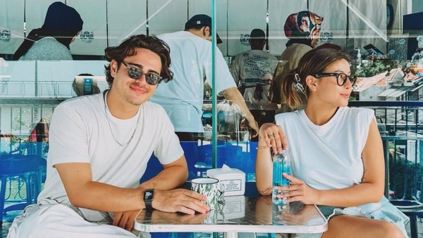 7 Potret Awkarin Bareng Pacar Baru Bule Tampan, Go Publik di Hari Valentine
