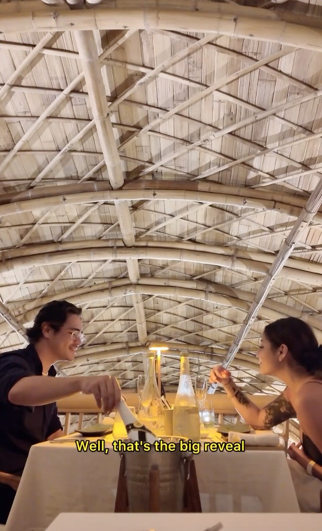 Berbeda dengan Karin yang tinggal di Jakarta, sang kekasih yang diketahui bernama Abyakta Ernoult tampaknya tinggal di Bali. Hal itu diketahui dari unggahan Karin di hari Valentine, ketika dirinya memberi kejutan kepada sang pacar dengan diam-diam berkunjung ke Bali. Foto: Instagram/@narinkovilda