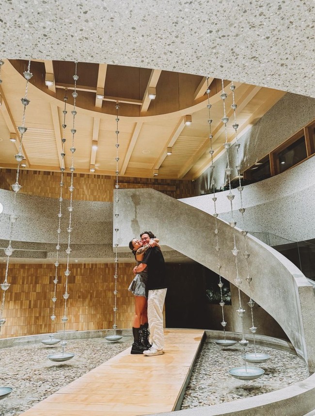 Di Bali sendiri Abyakta rupanya juga memiliki beberapa usaha, seperti restoran dan beauty bar. Hal itu terlihat dari keterangan di bio Instagram milik Abyakta. Foto: Instagram/@narinkovilda