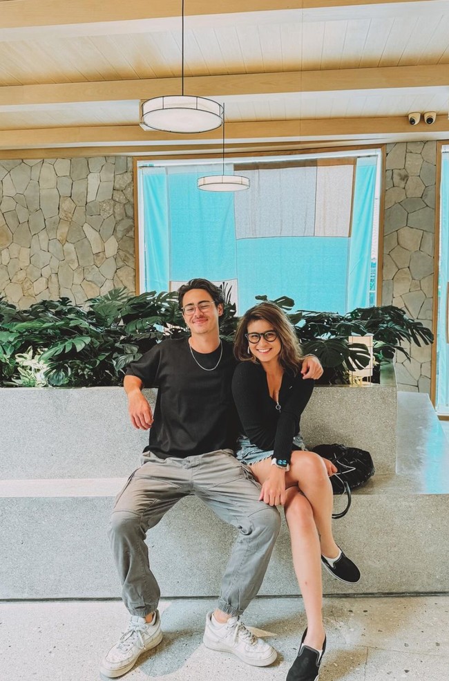 Tak mau menyia-nyiakan waktu kebersamaan mereka, selama di Bali keduanya pun tampak menghabiskan waktu bersama. Seperti dalam foto, Karin dan Abyakta tampil kompak mengenakan pakaian berwarna hitam. Foto: Instagram/@narinkovilda