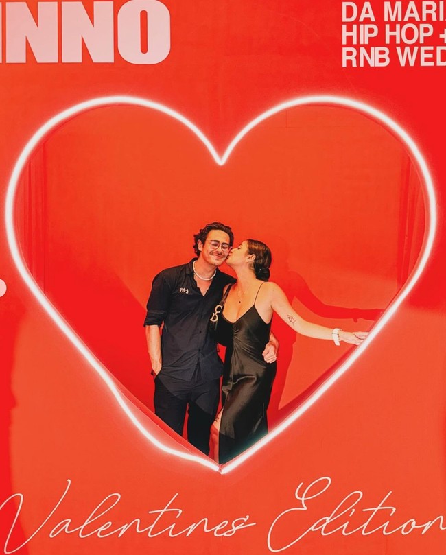 Bak pasangan yang sedang dimabuk asmara, Karin dan Abyakta juga kerap memamerkan momen-momen romantis dan mesra mereka. Melihat hal itu, tak sedikit netizen yang mendoakan agar hubungan keduanya bisa langgeng. Foto: Instagram/@narinkovilda