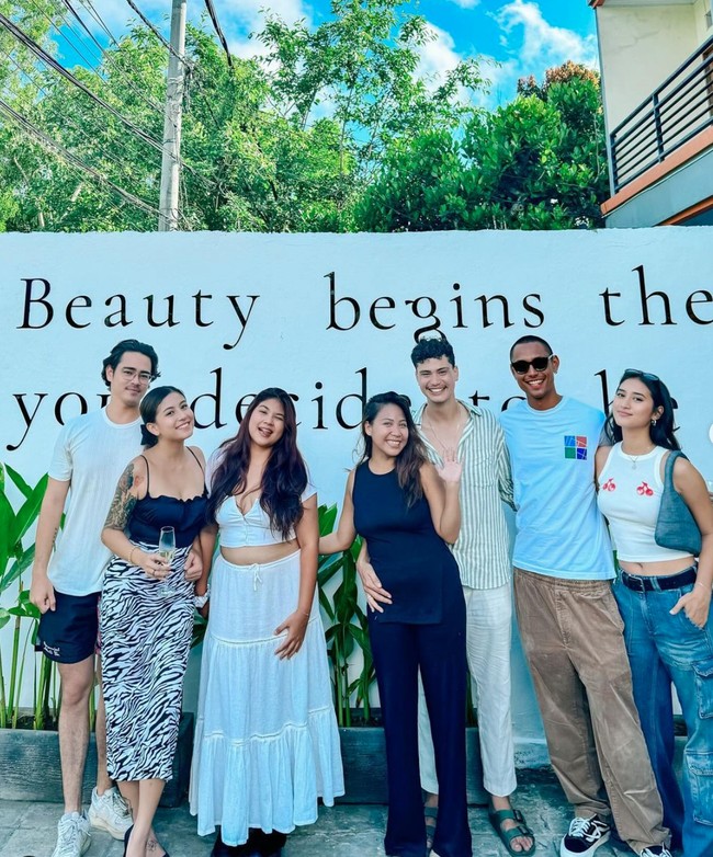 Bersama sang kekasih, Awkarin juga terlihat menyempatkan diri menghadiri pembukaan beauty bar milik salah seorang temannya. Foto: Instagram/@narinkovilda