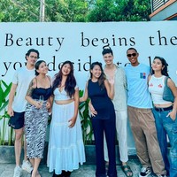 Bersama sang kekasih, Awkarin juga terlihat menyempatkan diri menghadiri pembukaan beauty bar milik salah seorang temannya. Foto: Instagram/@narinkovilda