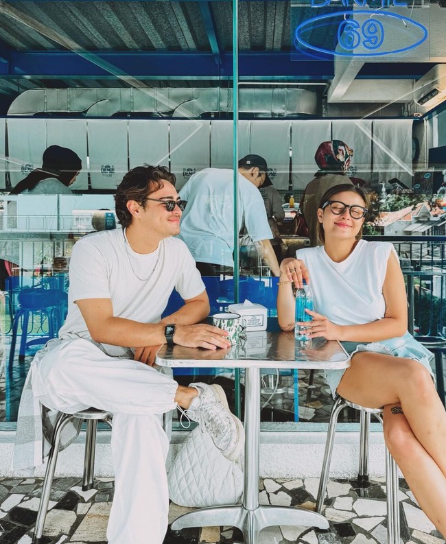 Selebgram Awkarin kini rupanya sudah memiliki kekasih baru. Tepat di haru Valentine, Awkarin go publik dengan memamerkan kebersamaannya dengan sang kekasih. Foto: Instagram/@narinkovilda