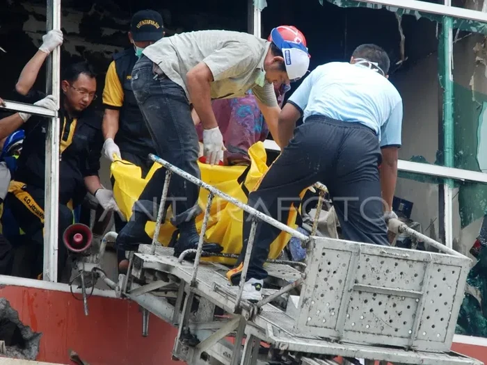 Petugas mengevakuasi korban tewas kebakaran pun adn resto Redboxx Surabaya