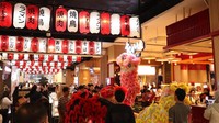 Sejumlah peserta memainkan barongsai di Kota Kasablanka, Jakarta. 