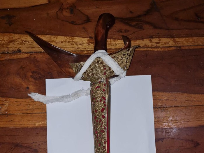 Keris aksesoris yang disita dari remaja yang hendak tawuran di Bantul, Sabtu (18/2) malam.