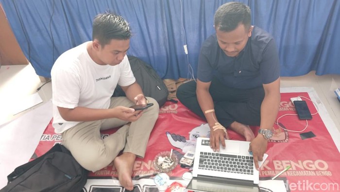 Ketua PPK Bengo, Bone, Sulsel Abd Salam saat merekap suara dengan tangannya diinfus.