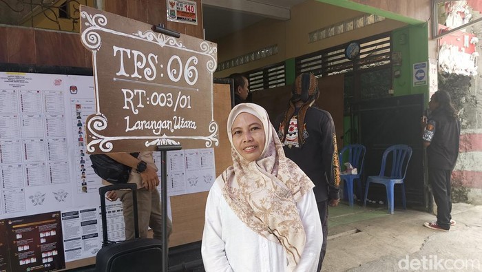 Ketua RT 03 RW 8 Larangan Utara, Kota Tangerang, Neneng mengajak warganya tetap mencoblos walaupun susulan (Devandra/detikcom)