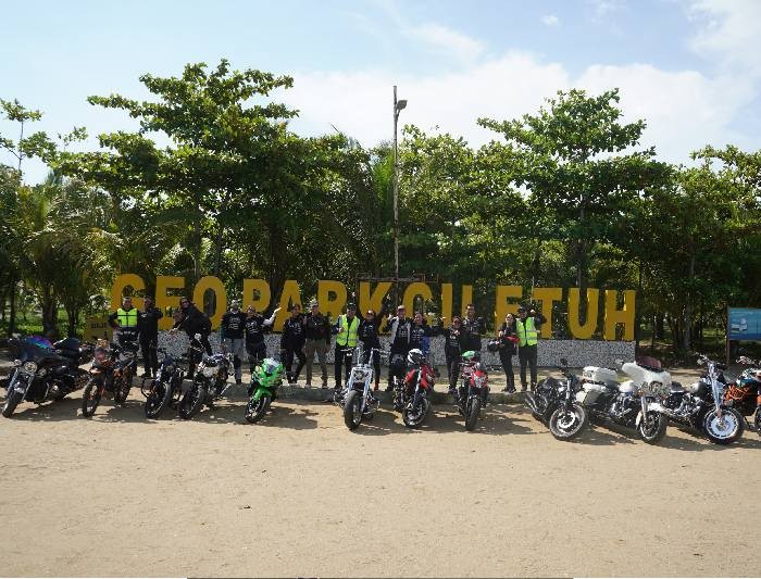 Komunitas Married Couples Motorbike Club (MCMC) gelar touring ke Geopark Ciletuh, Sukabumi, Jawa Barat.