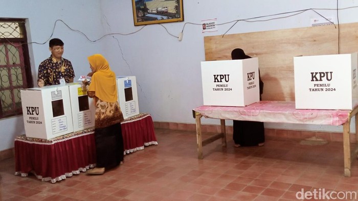 KPU Kabupaten Purworejo menggelar Pemungutan Suara Ulang di TPS 05, RT 01/RW 03, Desa Maron, Kecamatan Loano pada Minggu, (18/2/2024).