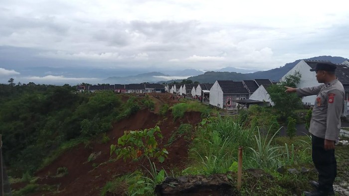longsor di Desa Gekbrong Kecamatan Gekbrong ancam pemukiman