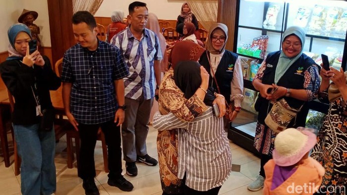 Mensos Risma merangkul anak yang ditinggal bunu diri keluarganya di Malang