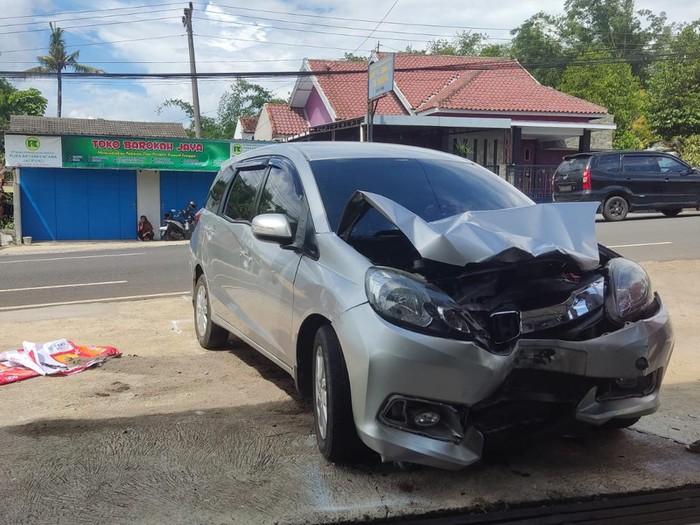 Mobil yang terlibat kecelakaan di Desa Bulusulur, Kecamatan Wonogiri Kota, Kabupaten Wonogiri, Minggu (18/2/2024) siang.