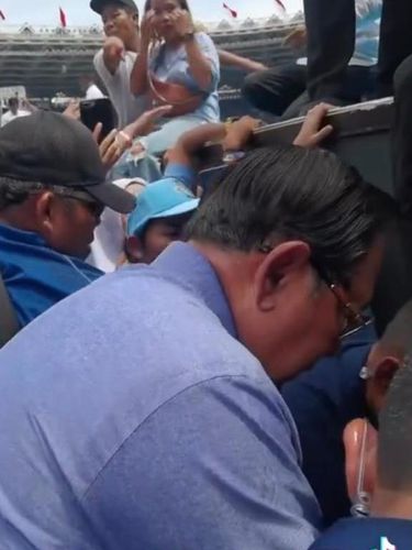 Momen SBY Terpaksa Manjat Panggung saat Kampanye Prabowo di GBK. (Tangkapan layar Instagram Annisa Pohan)