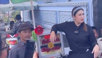 Nafa Urbach menjadi sosok yang merakyat pada masa kampanye lalu. Seorang pedagang bakso keliling saja disambanginya seperti bertemu teman dekat. Foto: Instagram/nafaurbach