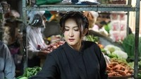 Nafa Urbach selalu menampilkan dirinya yang segar saat mengunjungi warga. Ketika memilih sayuran di pasar ia tampak teliti memantau berbagai barang yang ditemukannya di sana. Foto: Instagram/nafaurbach