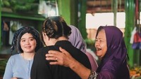 Kedekatannya dengan rakyat kecil juga sering dibagikan pada akun Instagramnya. Salah satunya ketika berbicara dengan para pedagang di pasar. Foto: Instagram/nafaurbach