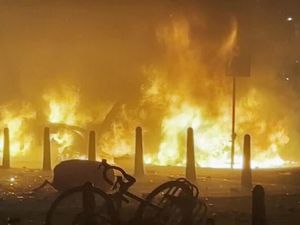 Detik-detik Kerusuhan Pecah di Den Haag Belanda, Mobil Polisi-Bus Dibakar