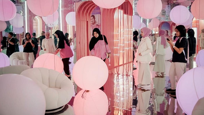 Brand pelopor kosmetik halal Indonesia menghadirkan event pameran ‘Wardah Ever Glasting World’ yang menandai bangkit dan tumbuhnya industri kecantikan.