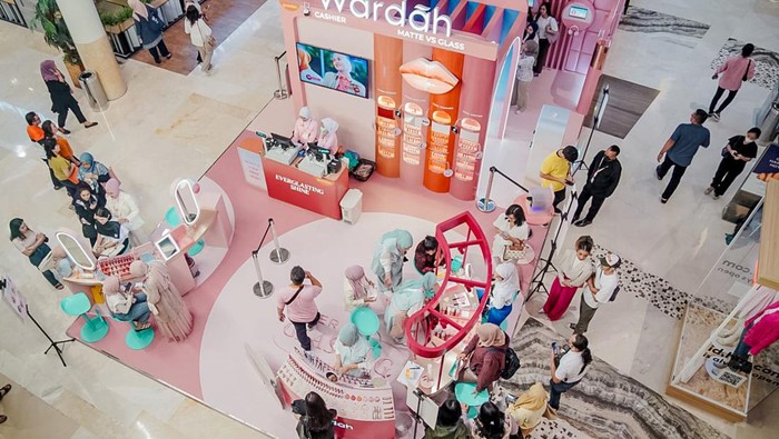 Pameran Industri Kecantikan Terus Tumbuh di 2024 Brand pelopor kosmetik halal Indonesia menghadirkan event pameran ‘Wardah Ever Glasting World’ yang menandai bangkit dan tumbuhnya industri kecantikan.