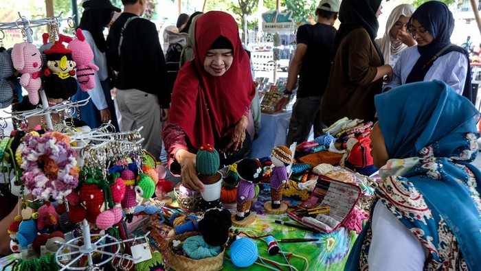 Pengunjung melihat produk kerajinan seni yang dipasarkan saat pameran UMKM di kawasan wisata Ngarsopuro, Solo, Jawa Tengah, Minggu (18/2/2024). Pameran bertajuk Solo Art Market yang digelar sebagai perayaan HUT ke-279 Kota Solo itu untuk untuk memperkenalkan produk-produk dari 75 UMKM lokal sekaligus mendorong peningkatan kunjungan wisata Kota Solo. ANTARAFOTO/Maulana Surya/nym.
