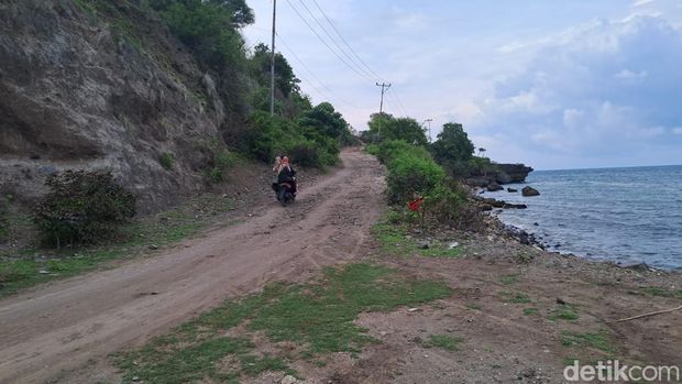 Kondisi jalan rusak menuju pantai Oi Fanda Bima, NTB, Minggu, (10/2/2024). (Dok. Rafiin/detikBali)