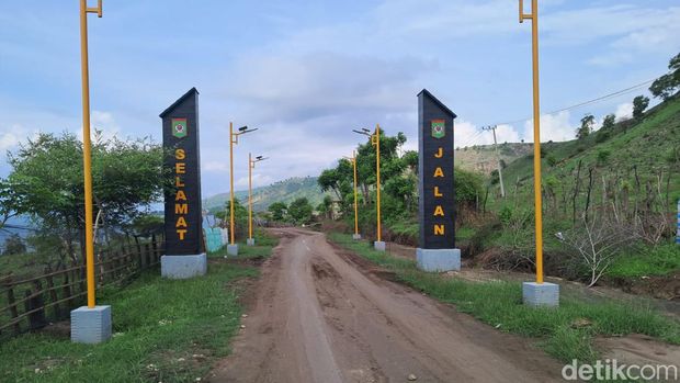 Kondisi jalan rusak menuju pantai Oi Fanda Bima, NTB, Minggu, (10/2/2024). (Dok. Rafiin/detikBali)