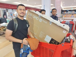 Pengunjung Transmart Ngaku Untung Besar Beli TV Diskon Pakai Allo Bank