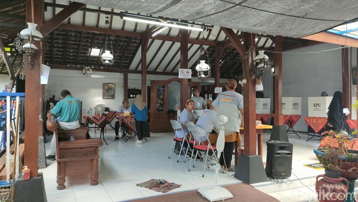 Pemungutan suara ulang di TPS 32 Karanglor, Makamhaji, Sukoharjo, Minggu (18/2/2024).