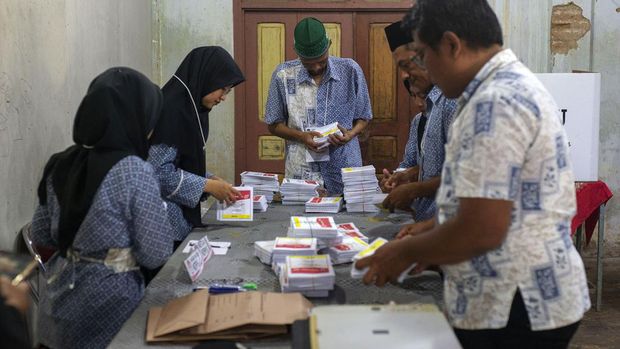 Petugas kelompok penyelenggara pemungutan suara (KPPS) mempersiapkan surat suara yang akan digunakan pada pemungutan suara ulang Pemilihan Umum 2024 di TPS 07 Mojolegi, Teras, Boyolali, Jawa Tengah, Minggu (18/2/2024). Komisi Pemilihan Umum (KPU) Kabupaten Boyolali melakukan pemungutan suara ulang Pemilu 2024 di empat tempat pemungutan suara karena ditemukan pemilih yang seharusnya tidak memiliki hak mencoblos di tempat tersebut dilayani memilih oleh petugas KPPS setempat. ANTARA FOTO/Aloysius Jarot Nugroho/nym.