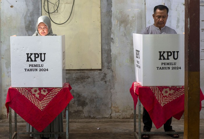 Petugas kelompok penyelenggara pemungutan suara (KPPS) mempersiapkan surat suara yang akan digunakan pada pemungutan suara ulang Pemilihan Umum 2024 di TPS 07 Mojolegi, Teras, Boyolali, Jawa Tengah, Minggu (18/2/2024). Komisi Pemilihan Umum (KPU) Kabupaten Boyolali melakukan pemungutan suara ulang Pemilu 2024 di empat tempat pemungutan suara karena ditemukan pemilih yang seharusnya tidak memiliki hak mencoblos di tempat tersebut dilayani memilih oleh petugas KPPS setempat. ANTARA FOTO/Aloysius Jarot Nugroho/nym.