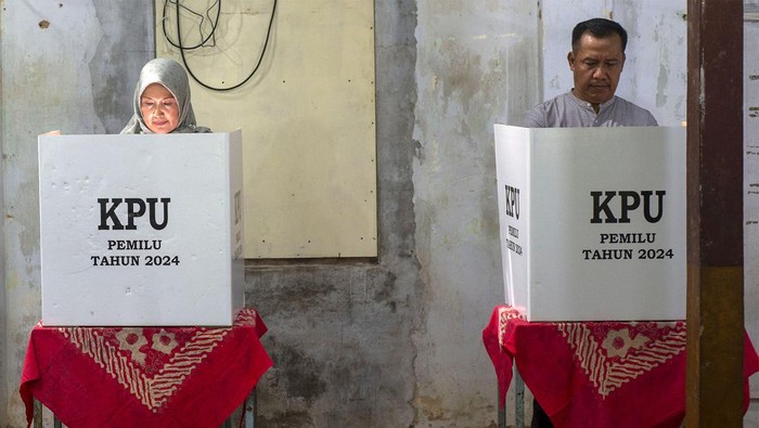 Petugas kelompok penyelenggara pemungutan suara (KPPS) mempersiapkan surat suara yang akan digunakan pada pemungutan suara ulang Pemilihan Umum 2024 di TPS 07 Mojolegi, Teras, Boyolali, Jawa Tengah, Minggu (18/2/2024). Komisi Pemilihan Umum (KPU) Kabupaten Boyolali melakukan pemungutan suara ulang Pemilu 2024 di empat tempat pemungutan suara karena ditemukan pemilih yang seharusnya tidak memiliki hak mencoblos di tempat tersebut dilayani memilih oleh petugas KPPS setempat. ANTARA FOTO/Aloysius Jarot Nugroho/nym.