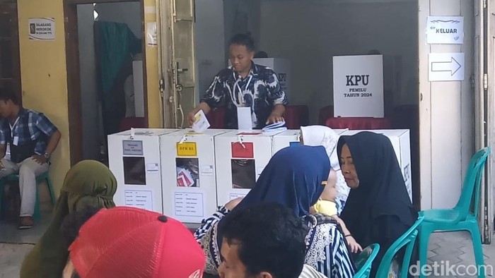 Pemungutan suara ulang (PSU) di TPS 28 Kelurahan Debong Tengah, Kota Tegal, Minggu (18/2/2024).