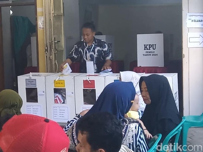 Pemungutan suara ulang (PSU) di TPS 28 Kelurahan Debong Tengah, Kota Tegal, Minggu (18/2/2024).