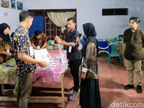 Penghitungan suara saat pemungutan suara ulang (PSU) di TPS 05, RT 01 RW 03, Desa Maron, Kecamatan Loano, Kabupaten Purworejo, Minggu (18/2/2024).