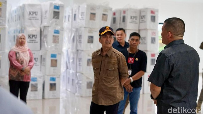 Penjabat Wali Kota Palembang Ratu Dewa mengecek kotak suara di Kecamatan Sako Palembang