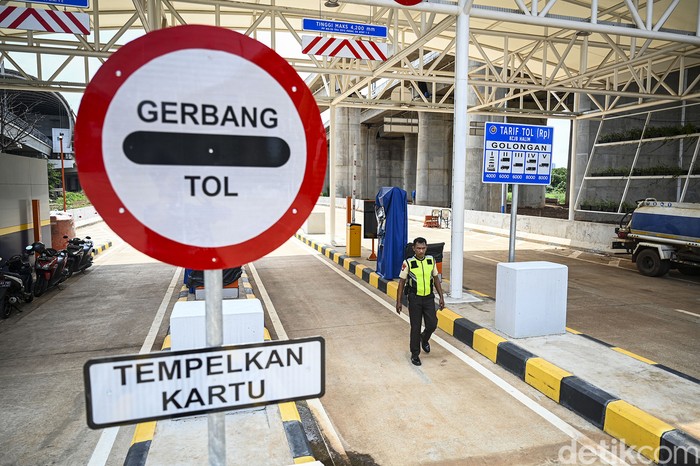Seorang petugas berjalan di gerbang akses baru pintu masuk ke Stasiun Kereta Cepat Halim di KM 1+842 Tol Jakarta-Cikampek, Jakarta, Minggu (18/2/2024). PT Kereta Cepat Indonesia China (KCIC) menginformasikan akses tol menuju Stasiun Kereta Cepat Whoosh Halim di Jalan Tol Jakarta-Cikampek KM 00+850 A ditutup secara permanen pada 18 Pebruari 2024 namun pihaknya bersama Jasa Marga dan Kementerian PUPR sedang pengadaan akses Tol KM 1+842 Tol Jakarta-Cikampek sehingga menjadi salah satu akses menuju stasiun itu. ANTARA FOTO/Erlangga Bregas Prakoso/nym.