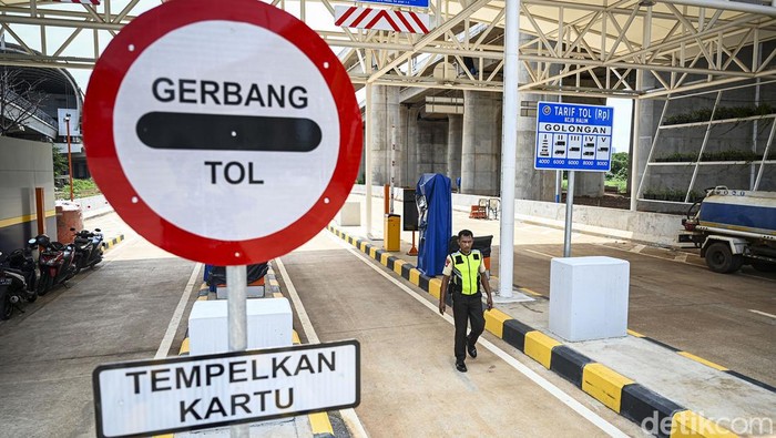Seorang petugas berjalan di gerbang akses baru pintu masuk ke Stasiun Kereta Cepat Halim di KM 1+842 Tol Jakarta-Cikampek, Jakarta, Minggu (18/2/2024). PT Kereta Cepat Indonesia China (KCIC) menginformasikan akses tol menuju Stasiun Kereta Cepat Whoosh Halim di Jalan Tol Jakarta-Cikampek KM 00+850 A ditutup secara permanen pada 18 Pebruari 2024 namun pihaknya bersama Jasa Marga dan Kementerian PUPR sedang pengadaan akses Tol KM 1+842 Tol Jakarta-Cikampek sehingga menjadi salah satu akses menuju stasiun itu. ANTARA FOTO/Erlangga Bregas Prakoso/nym.