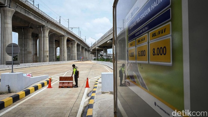 Seorang petugas berjalan di gerbang akses baru pintu masuk ke Stasiun Kereta Cepat Halim di KM 1+842 Tol Jakarta-Cikampek, Jakarta, Minggu (18/2/2024). PT Kereta Cepat Indonesia China (KCIC) menginformasikan akses tol menuju Stasiun Kereta Cepat Whoosh Halim di Jalan Tol Jakarta-Cikampek KM 00+850 A ditutup secara permanen pada 18 Pebruari 2024 namun pihaknya bersama Jasa Marga dan Kementerian PUPR sedang pengadaan akses Tol KM 1+842 Tol Jakarta-Cikampek sehingga menjadi salah satu akses menuju stasiun itu. ANTARA FOTO/Erlangga Bregas Prakoso/nym.
