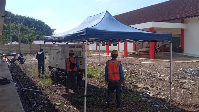 Petugas PLN disiagakan di tempat penghitungan suara Pemilu 2024 di Cianjur