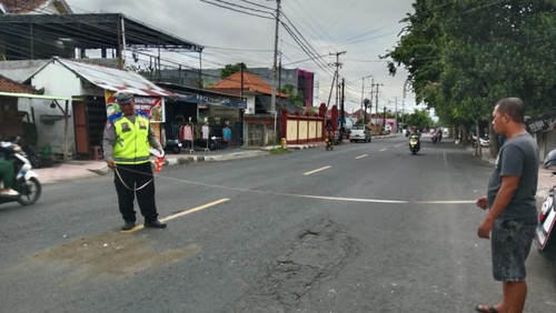 Polisi melakukan olah TKP laka lantas siswa SMA tewas di Jalan Singaraja-Seririt, Sabtu (17/2/2024). (Dok Polres Buleleng)
