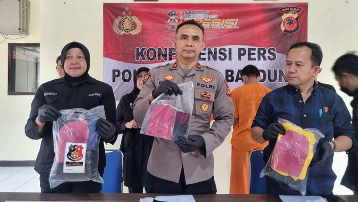 Polisi menunjukkan barang bukti penjambretan ponsel di Bandung