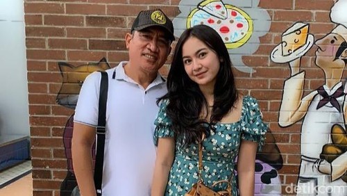 Potret kebersamaan Mahalini dengan ayahnya, I Gede Suraharja.